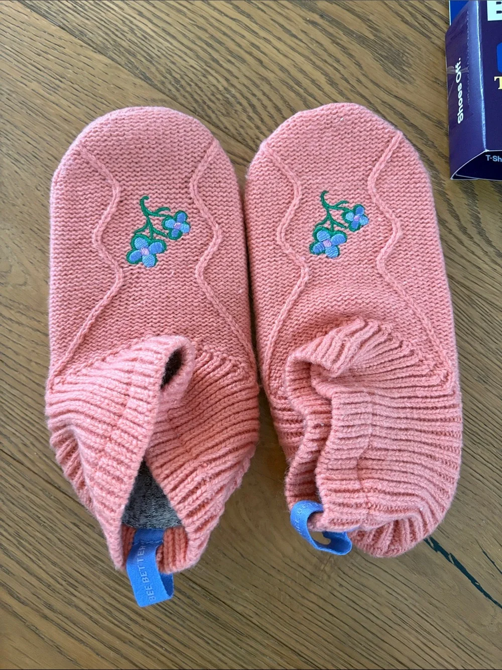 Brand new, Bombas The Gripper Slipper in Coral Guava, size Youth 1-5